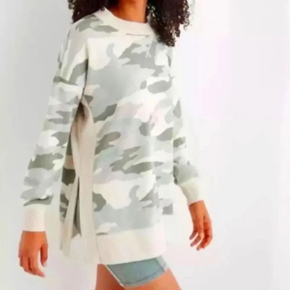 Aerie good vibes oversized green camo side slit sweatshirt, xs